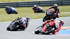 Nicolo Bulega v ele závodu superbik v Most ped Toprakem Razgatliogluem