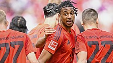 Záloník Michael Olise z Bayernu Mnichov slaví se spoluhrái svj gól.