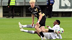 Královehradecký záloník Tom Sloník sleduje mí po souboji s karvinským...