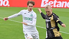 Karvinský záloník Alexandr Buek dobíhá královehradeckého Karla Spáila, který...