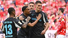 Fotbalisté Leverkusenu oslavují gól Patrika Schicka proti Mohu�i.