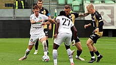 Karvinský útoník Filip Vecheta se v pokutovém území Hradce Králové snaí...