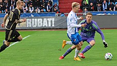 Ostravský záloník Matj ín obchází brankáe Petera Vindahla ze Sparty a...