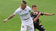 Královehradecký záloník Adam Vlkanova (vpravo) se snaí protlait k míi pes...