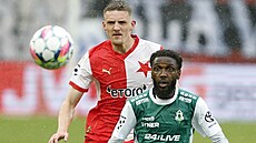 Slávistický stoper tpán Chaloupek (vzadu) a Alexis Alegue z Jablonce