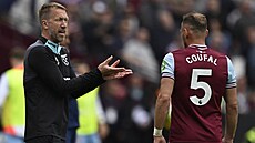 Obránce Vladimír Coufal z West Hamu a trenér Graham Potter
