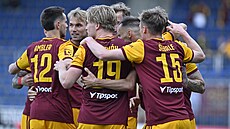 Fotbalisté Dukly se radují z gólu.