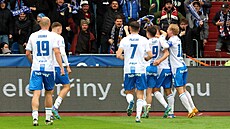 Ostravtí fotbalisté se radují z tetího gólu v brán Sparty.