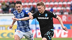Plzeský záloník Pavel ulc obchází Matje Hadae z Olomouce.