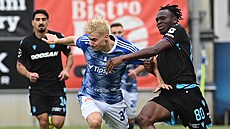 Olomoucký záloník tpán Langer se snaí projít s míem okolo Prince Adua z...
