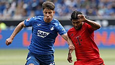 Útoník Adam Hloek z Hoffenheimu (vlevo) a Serge Gnabry z Bayernu Mnichov