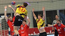 Dominik Solák a Matj Havran brání stílejícího Belgiana Raphäela Kotterse.