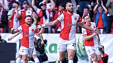 Fotbalisté Slavie se radují z gólu Tomáe Chorého.