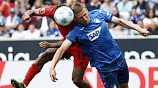 Obránce Pavel Kadeábek z Hoffenheimu (vpravo) v hlavikovém souboji s...