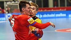 eský kídelník Dominik Skopár se snaí protlait pes Belgiana Alexandreho...