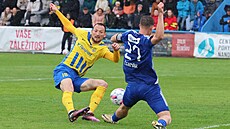 Opavský útočník Libor Kozák střílí přes jihlavského Adriána Čermáka.
