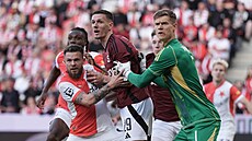 Sparanský branká Peter Vindahl si dlá prostor ped spoluhráem Ernalem...