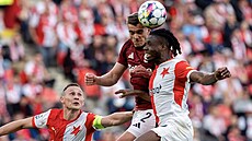 Spar�anský wingbek Martin Suchomel hlavi�kuje mezi Igohem Ogbuem (vpravo) a...