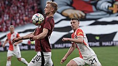 Spar�anský obránce Jaroslav Zelený si na prsou zpracovává mí� p�ed Davidem...