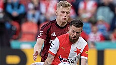 Slávistický kídelník Vasil Kuej si kryje mí ped Filipem Panákem ze Sparty.
