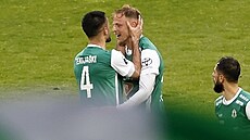 Jablone�tí fotbalisté oslavují gól Davida Pu�ká�e.