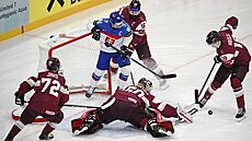 Lotyský branká Kristers Gudlevskis zasahuje ped slovenským útoníkem Matúem...