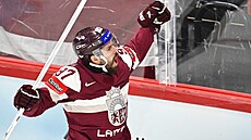 Loty�ský úto�ník Haralds Egle se raduje z gólu proti Slovensku.