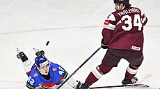 Slovenský útoník Samuel Honzek padá ped Eduardsem Tralmaksem z Lotyska.
