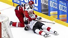 Dánský obránce Markus Lauridsen na zemi bojuje se Svenem Andrighettem ze...