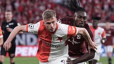Spar�anský úto�ník Victor Olatunji se se sna�í protla�it k mí�i p�es Davida...