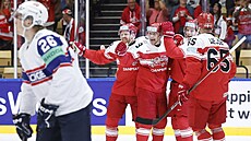Dántí hokejisté se radují z trefy Patricka Russella v utkání proti Norsku.