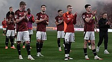 Sparantí fotbalisté dkují fanoukm po poráce v derby proti Slavii.