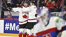 Kanadský útoník Brandon Montour slaví s Nathanem MacKinnonem gól v utkání...