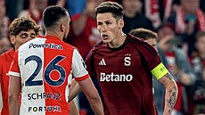 Sparanský obránce Martin Vitík se slávistou Ivanem Schranzem bhem strkanice v...