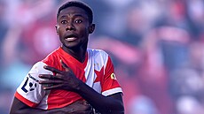 Slávistický záloník Oscar Dorley ukazuje, e se mí pi jeho gólu v derby...