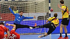 Branká eských házenká Jan Hrdlika se natahuje po stele Belgiana Jorise...