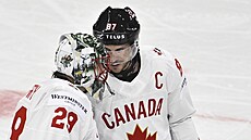 Kanadský kapitán Sidney Crosby gratuluje brankái Marc-Andrému Fleurymu k jeho...