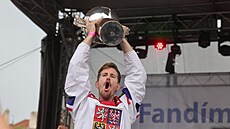 Kapitán eských hokejist Roman ervenka slaví na Staromstském námstí s...