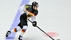 Nmecký ikula Tim Stützle najídí do stedního pásma v zápase s Norskem.