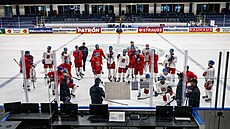 Trenéi vysvtlují hokejistm cviení na tréninku v Herningu.