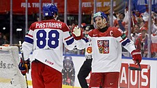 Roman ervenka se raduje s Davidem Pastrákem z gólu proti Norsku.