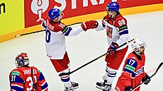 Roman ervenka (vlevo) s Davidem Pastrákem oslavují gól do sít Nor.