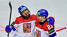eský hokejový útoník Jakub Lauko (vlevo) po návratu na led slaví gól s...