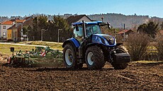 Zatímco mení farmái se asto polí zbavují a o hospodaení nemají zájem,...