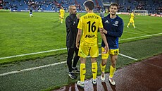 Asistent trenéra Sigmy Olomouc Michal Vepek v diskuzi s hrái.