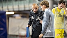 Asistent trenéra Sigmy Olomouc Michal Vepek v diskuzi s kondiním trenérem...