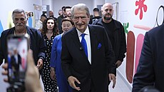 Sali Berisha, lídr Demokratické strany Albánie, odchází z volební místnosti...