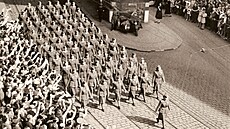 Slavnostní pochod eskoslovenských voják 17. kvtna 1945 Pranou bránou smrem...