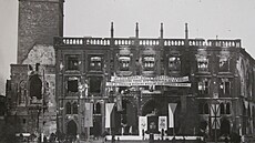 Vyhoelá Staromstská radnice v kvtnu 1945.