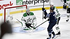 Vladislav Namstnikov z Winnipegu se raduje z branky do sít Dallasu v pátém...